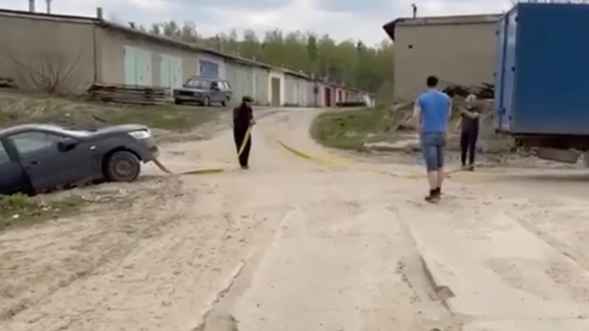 Sleepje geven helpt automobilist van de regen in de drup