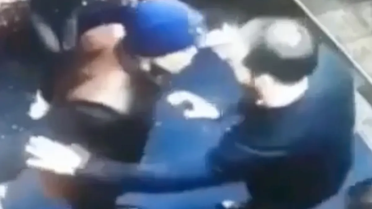 Portier schakelt koekwaus met mes uit