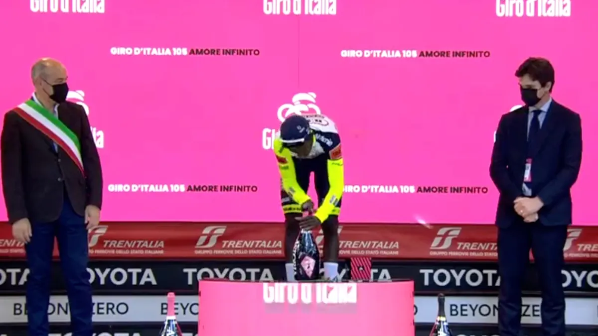 Wielrenner Biniam Girmay plopte kurk van fles prosecco in zijn eigen oog