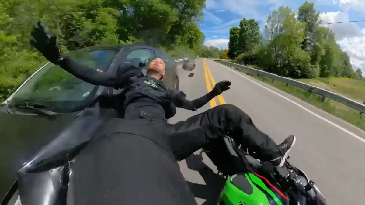 Motorrijder brengt snoeihard aangereden worden zelf prima in beeld