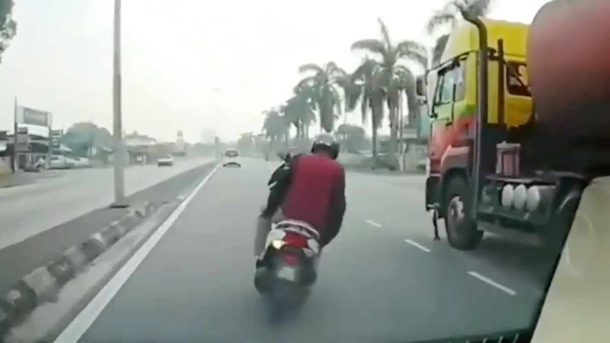 Scooterrijder ramt vrachtwagen en komt echt heel goed weg