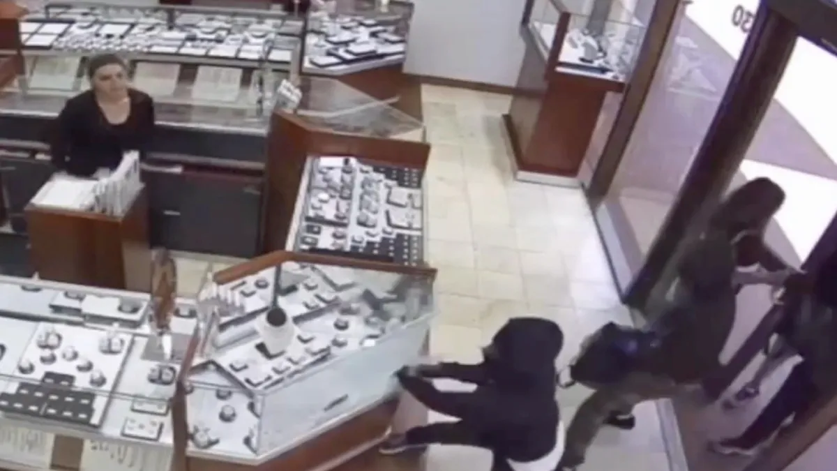 Smash-and-grab bij juwelier verloopt niet volgens plan dankzij personeel wat in de aanval gaat