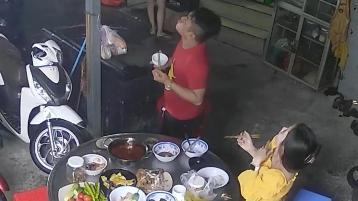 Na hevige regen in Vietnam stort dak in en dat scheelt weer een hoop afwas