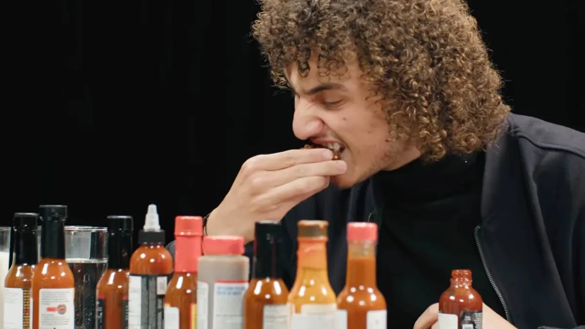 YouTuber Kwebbelkop gaat achteruit eten tijdens Hot Ones