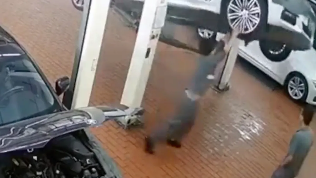 Monteur komt verbazingwekkend goed weg nadat auto op hem valt