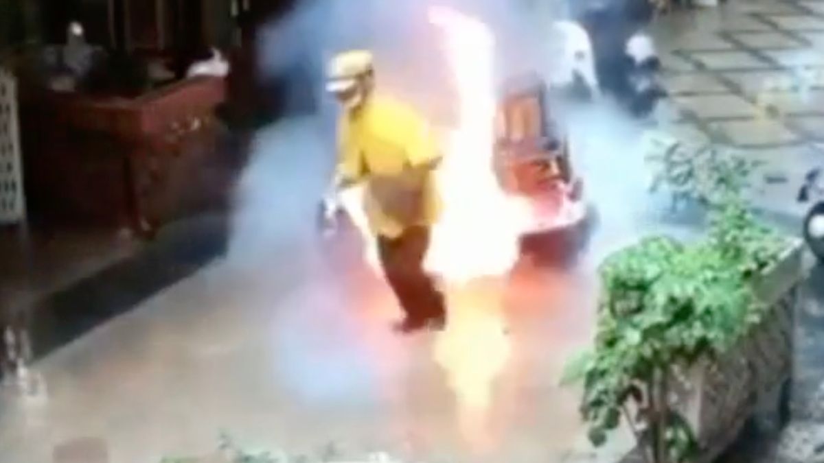 Met een poederblusser doe je niet veel tegen brandende elektrische scooter