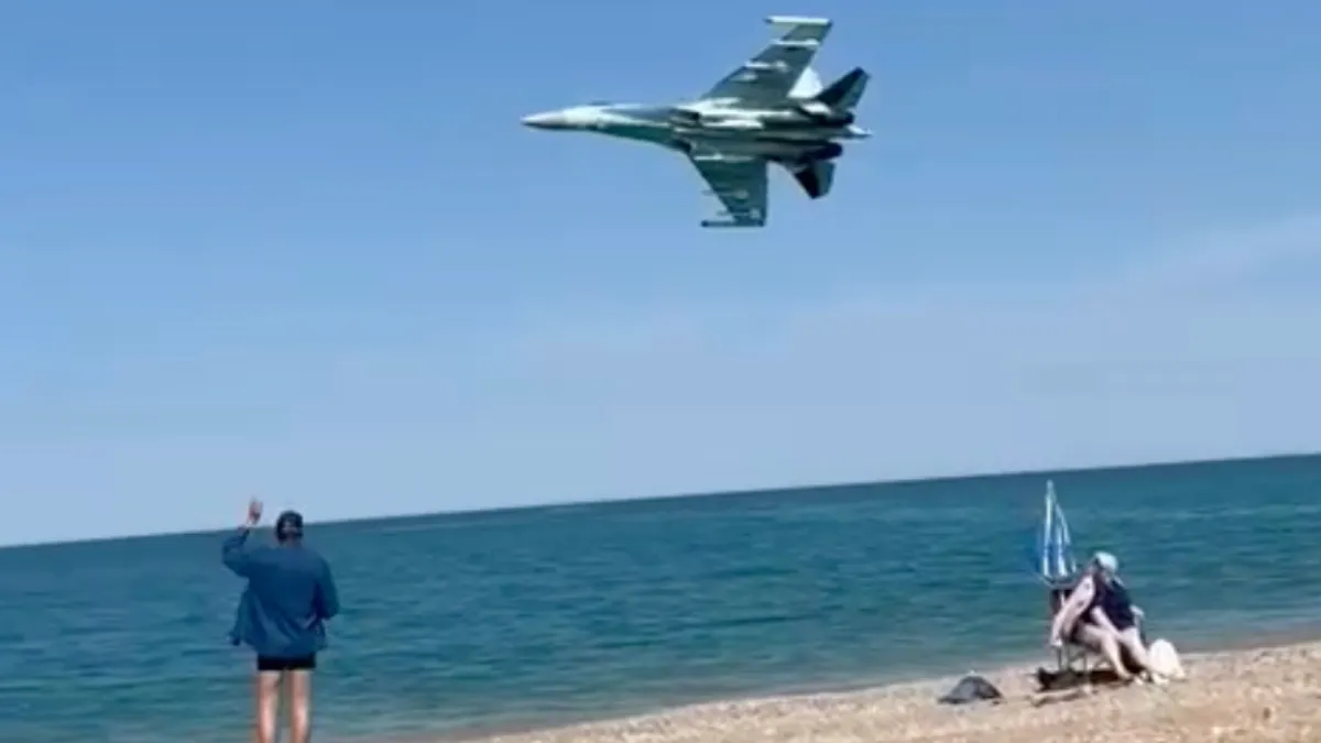 Idyllisch strand inclusief straaljager spotten aan de Krim