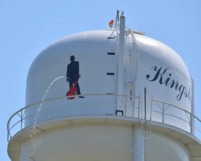 Welgeplaatst schot laat silhouet van Johnny Cash plasje doen over geboortestad Kingsland