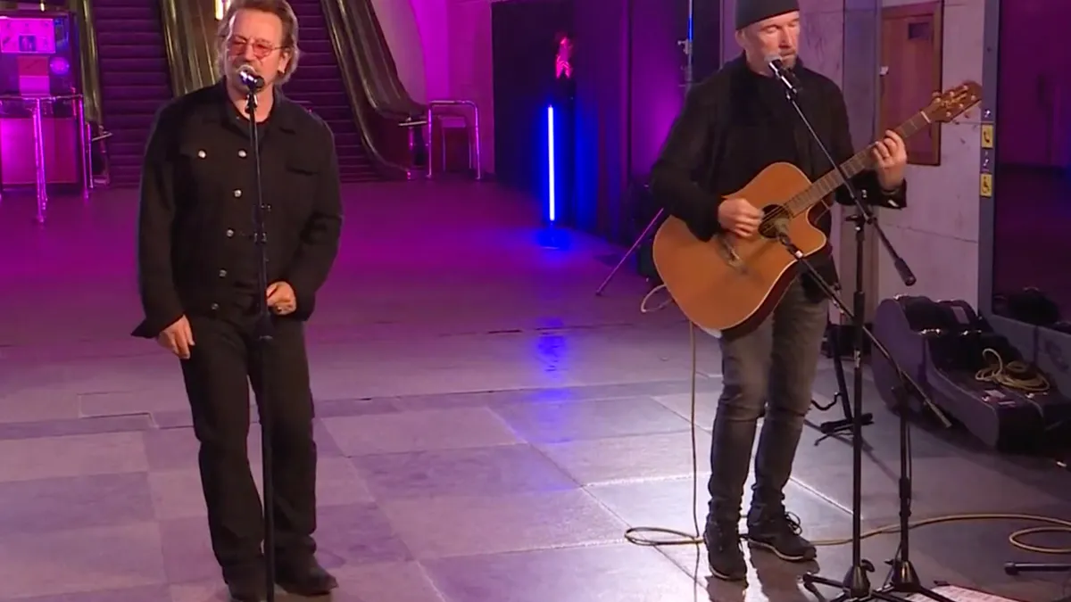 Bono (U2) treedt op in metrostation Kiev voor vrijheid