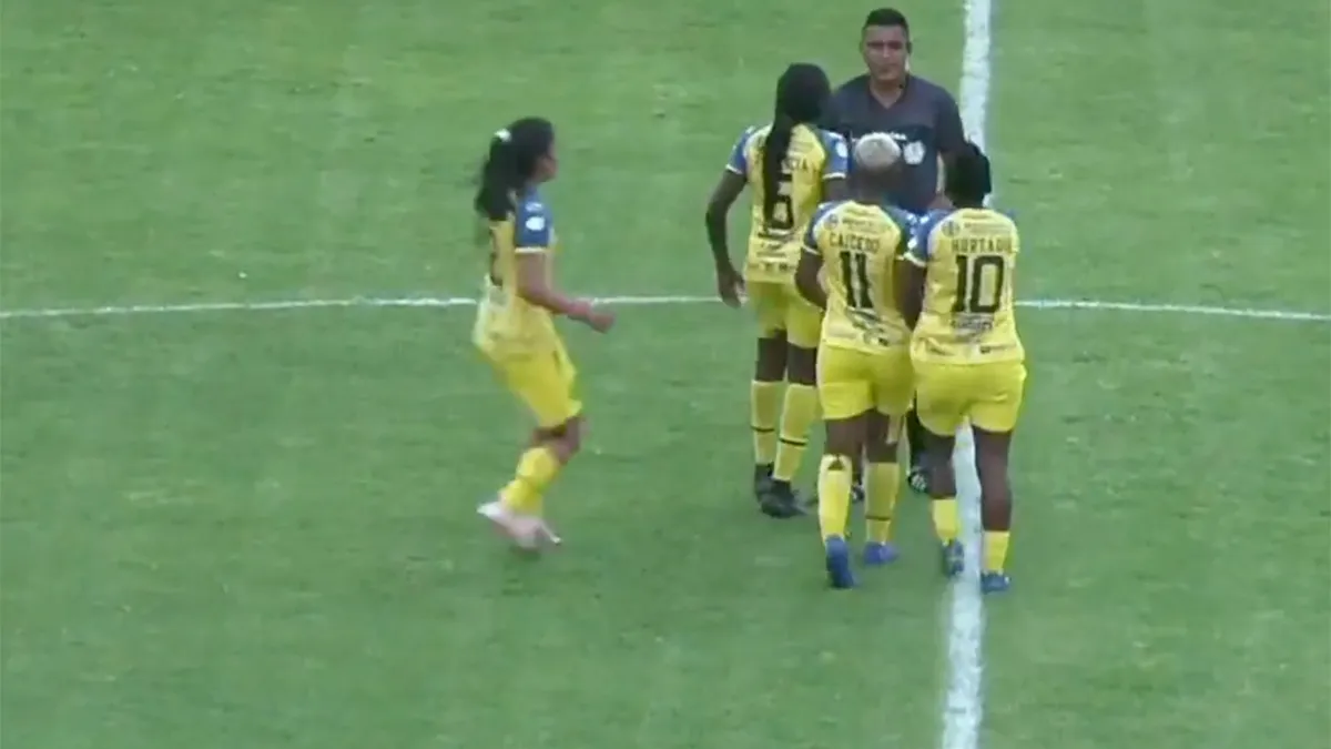 Ecuadoraanse voetbalster schopt scheids voor 'z'n klotuh'