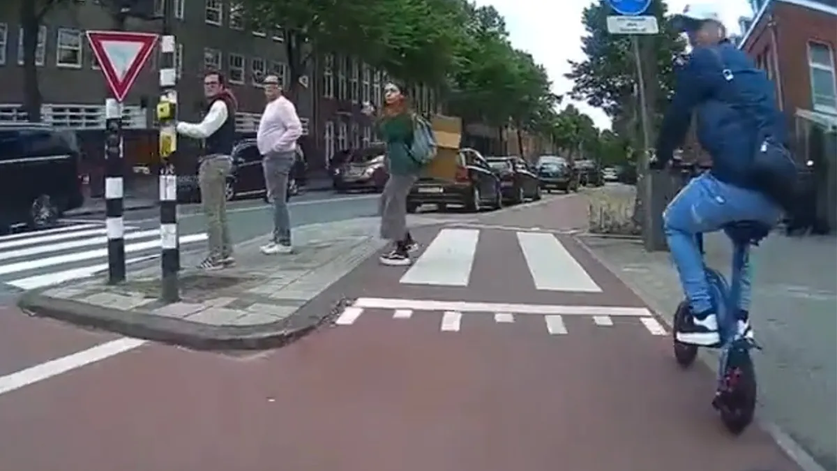 Karma voor rijder op elektrische scooter: 'Zo, ik heb geen medelijden met je'