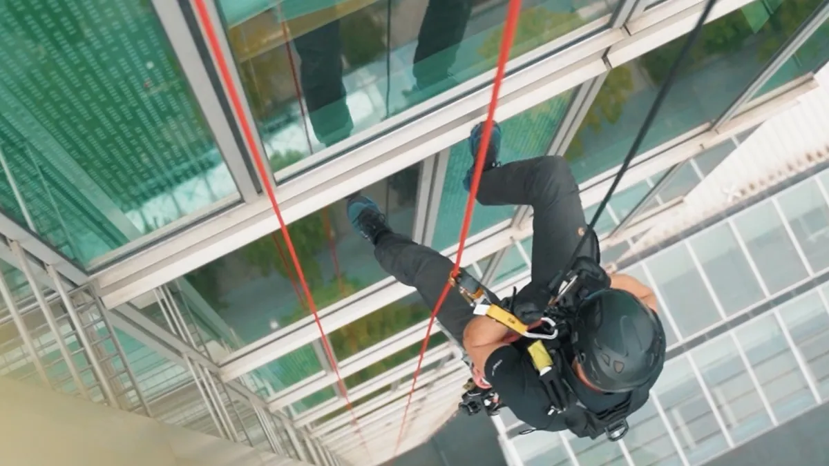Make-A-Wish Rope for Hope: Abseilen van een iconisch gebouw in Nederland