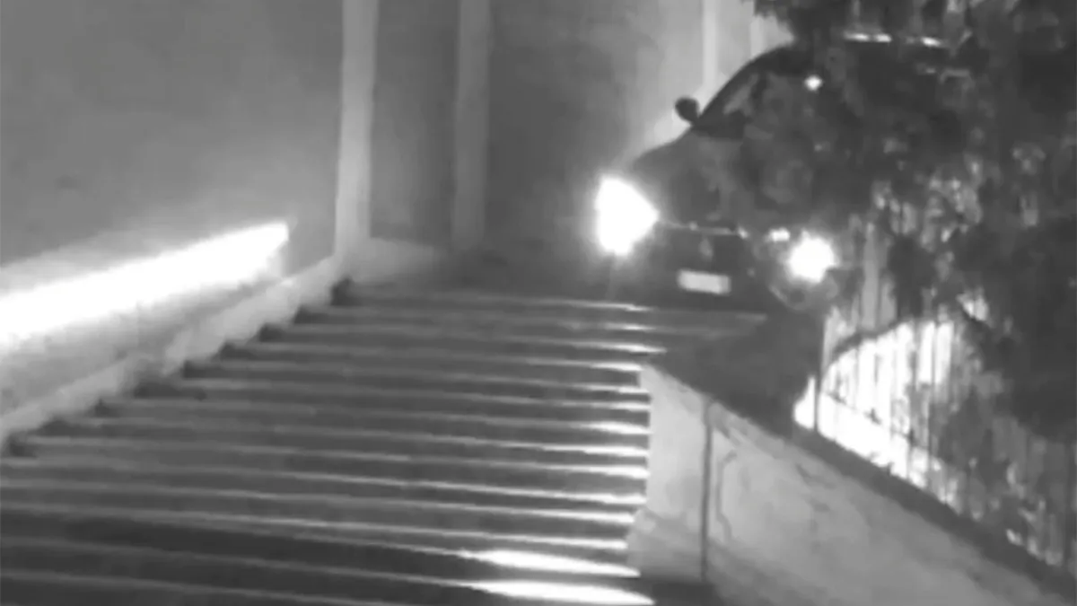 Man rijdt met Maserati van wereldberoemde Spaanse Trappen in Rome