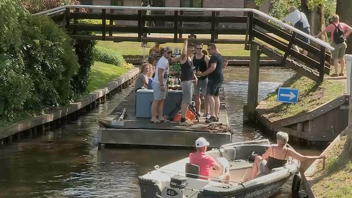 Ondertussen in Giethoorn: Bierbootje ramt huurbootje