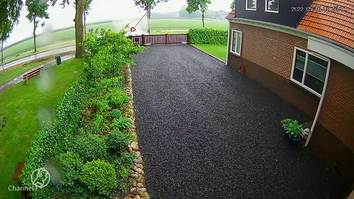 Ondertussen in het Drentse Spijkerboor: Auto vliegt over de kop tegen lantaarnpaal