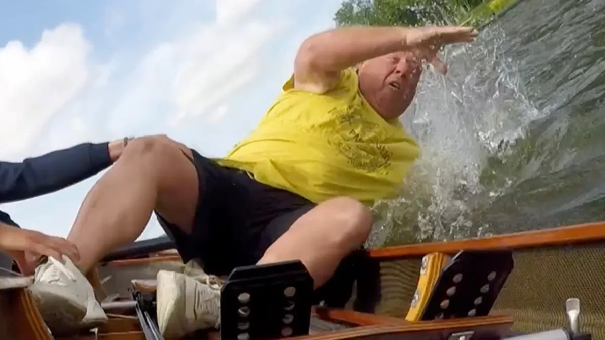 Peter 'Massa is Kassa' Gillis valt in het water nadat hij probeert in kano te zitten