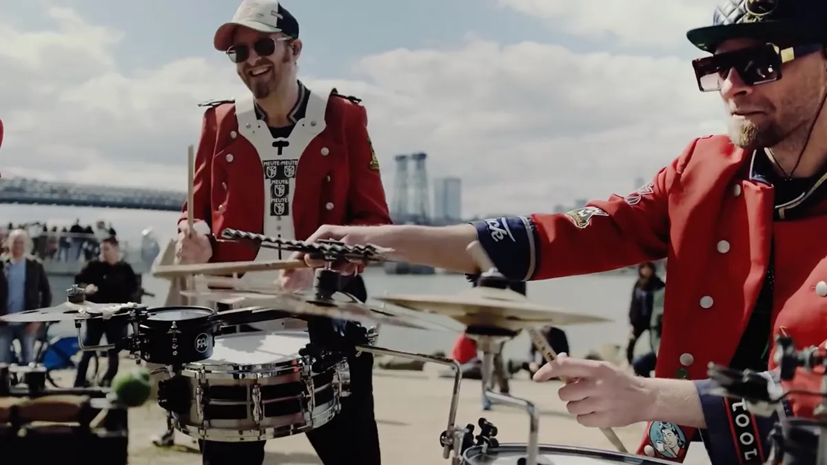 Techno Fanfare Meute speelt nieuwe nummer 'Slow Loris' in New York