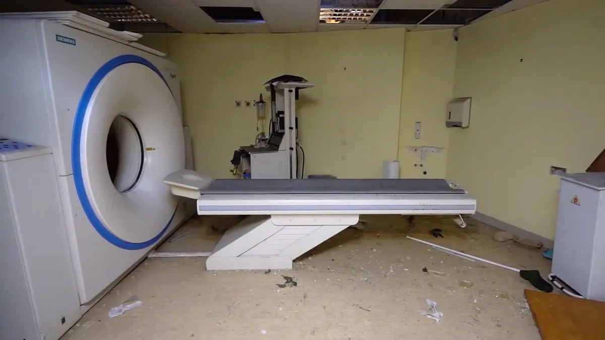 Verlaten ziekenhuis in Malta waar patiënten dossiers en menselijke organen nog liggen