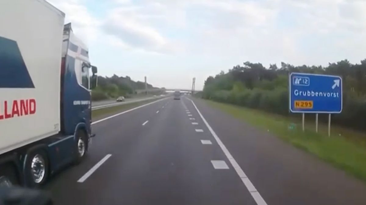 Vrachtwagenchauffeur laat bij Grubbenvorst nieuwe manier van uitvoegen zien