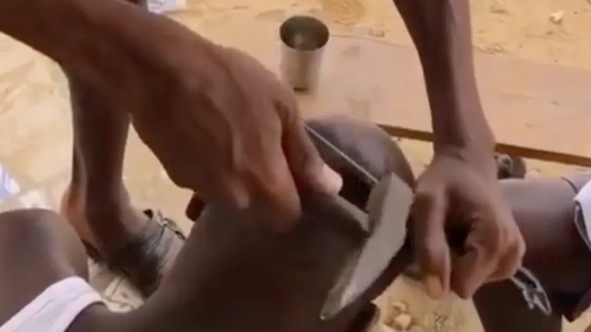 Kapper tikt even het bolletje kaal