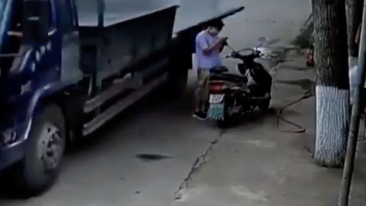 Dame krijgt klep van vrachtwagen op haar knar in China