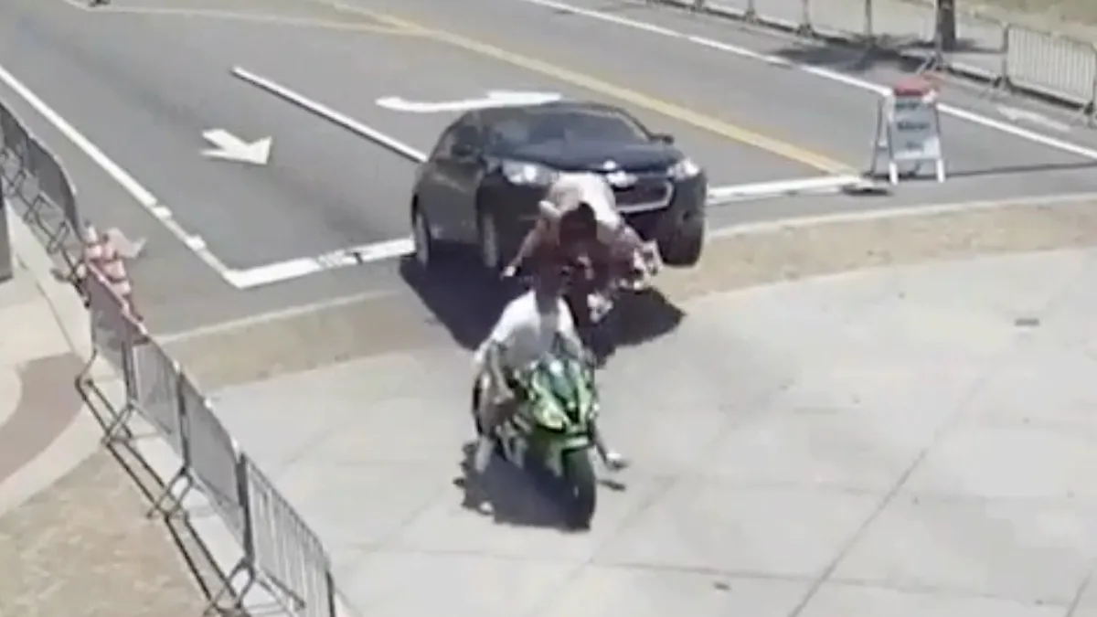 Auto klimt op motor waar nog iemand op zat in Myrtle Beach