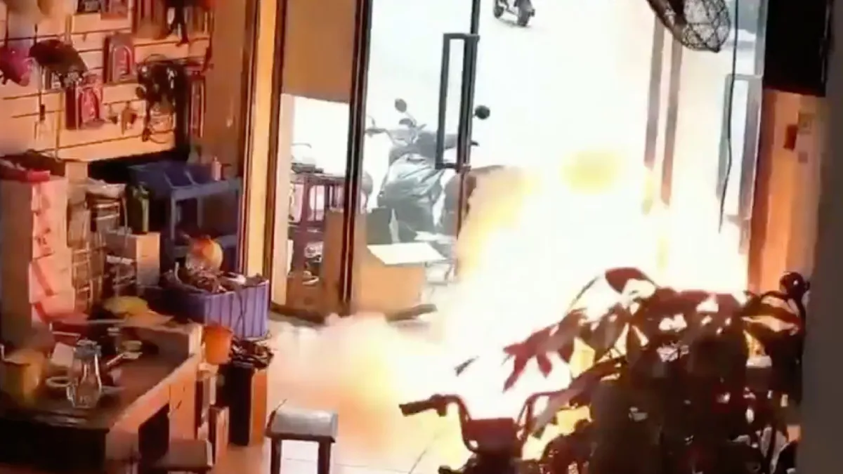 Ontploffende accu van scooter creëert nogal een chaos