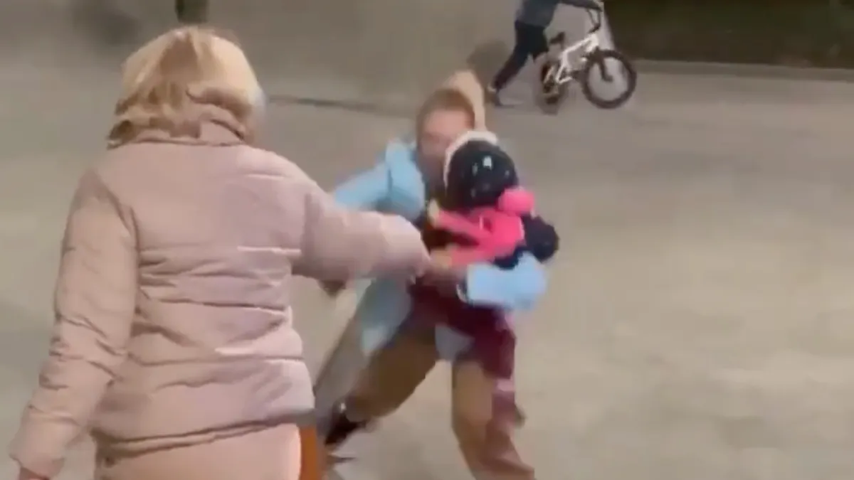 Moeder laat zien dat ze niets te zoeken heeft in skatepark
