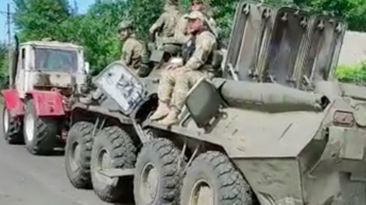 Oekraïense boer heeft Russische BTR-82A achter de trekker