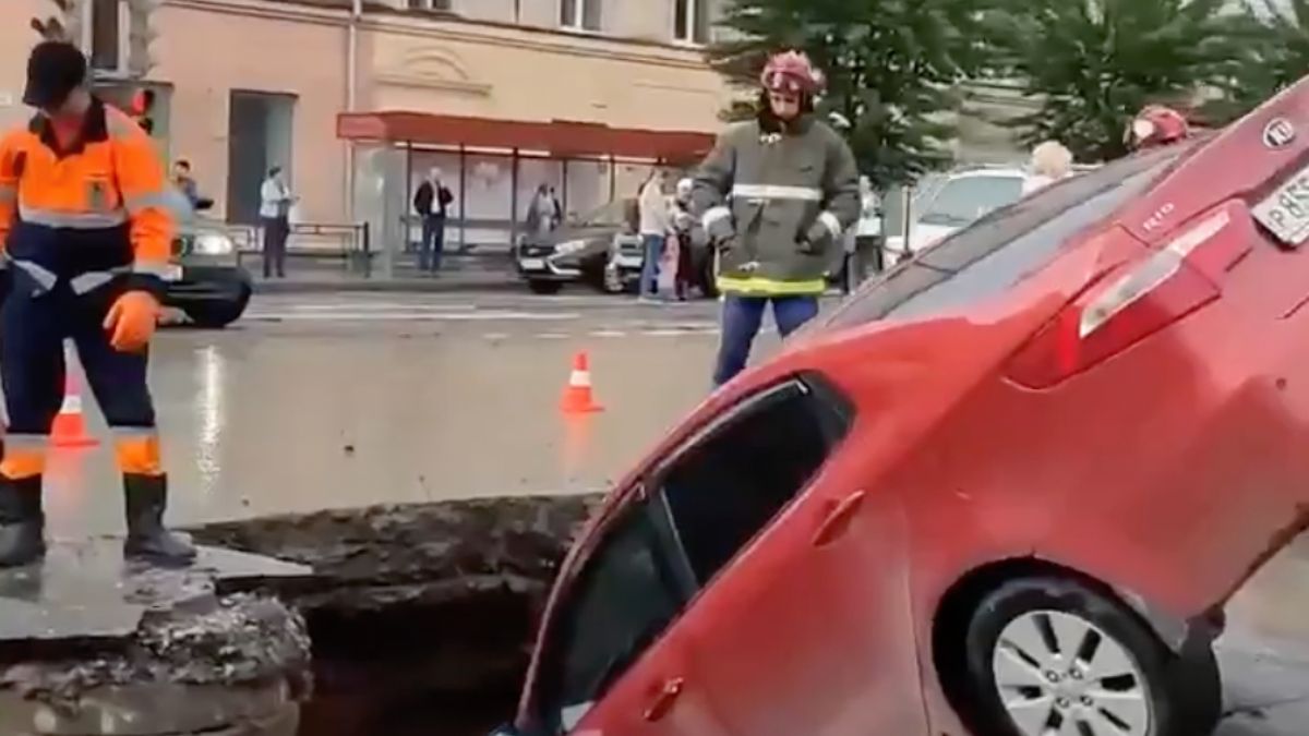 Sinkhole vreet auto half op in Izjevsk