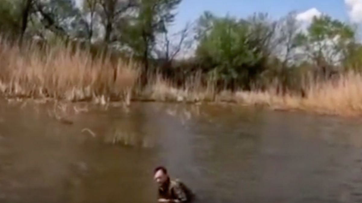 Oekraïense strijder uit water gevist door vissers na val uit helikopter
