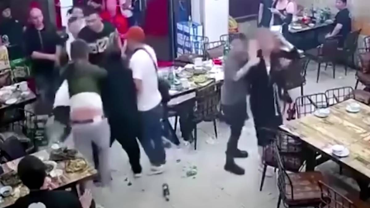Mannen mishandelen vrouwen na afwijzing in restaurant in China
