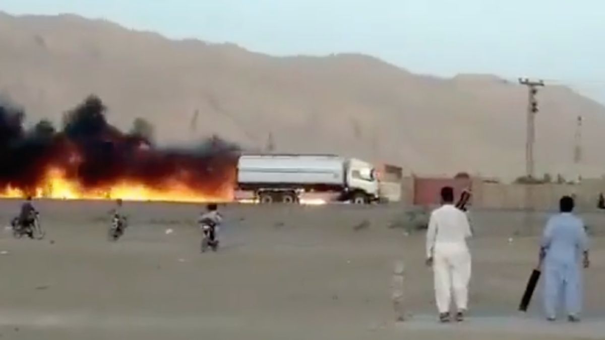 Pakistaanse chauffeur rijdt brandende tankwagen stad uit