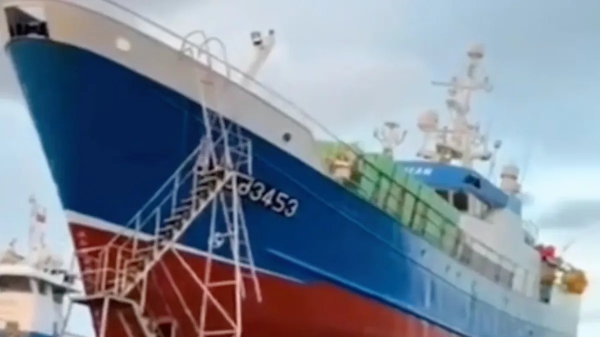 Boot kapseist op de kade