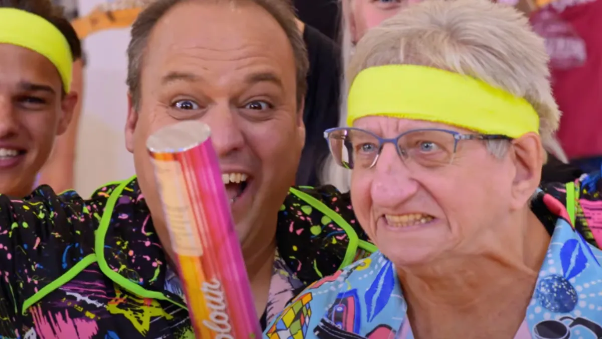 Frans Bauer & Tante Rikie maken Zwarte Cross versie van Hoofd, Schouders, Knie en Teen