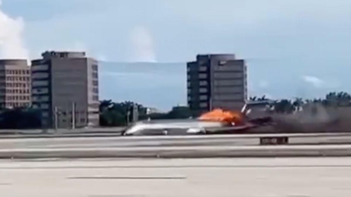 Red Air vliegtuig zakt door landingsgestel tijdens landing op Miami Airport