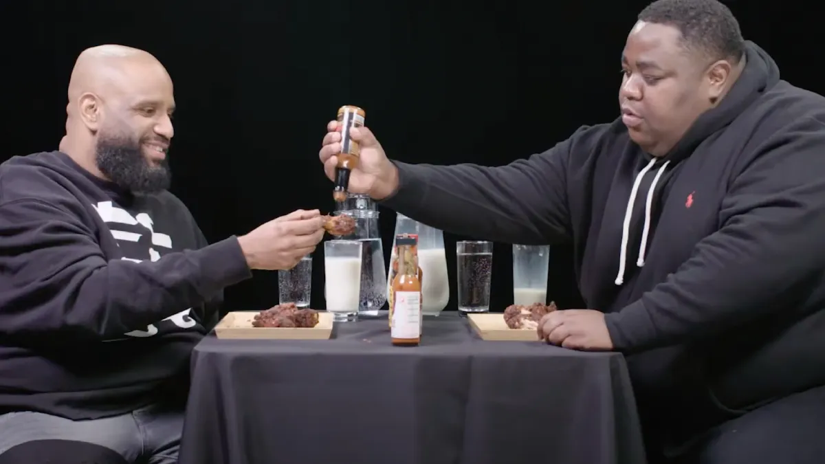 Rapper Bigidagoe heeft het vanaf hap één moeilijk bij Hot Ones