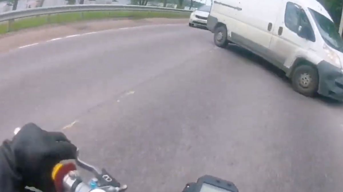 Motorrijder door oog van de naald na aanvaring met busje