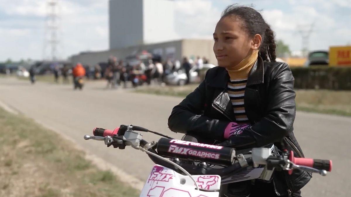 10-jarig meisje rijdt 110 kilometer per uur op crossmotor