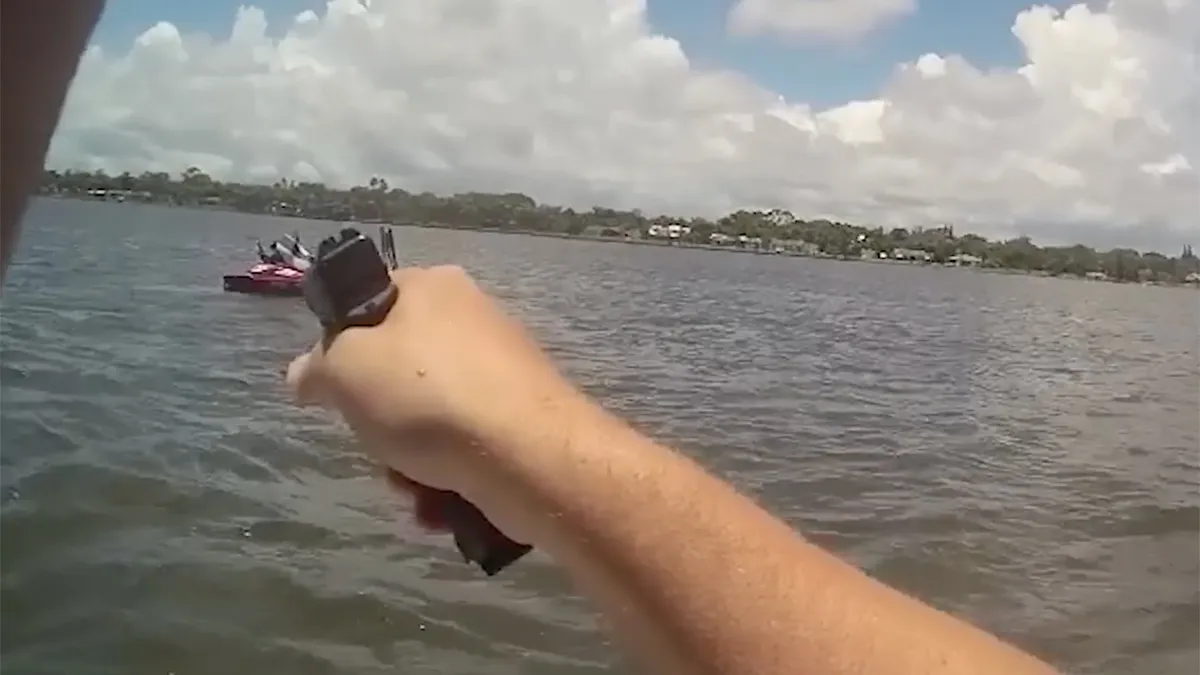 Agenten in Florida gaan mee op bootje om Jetski dief aan te houden