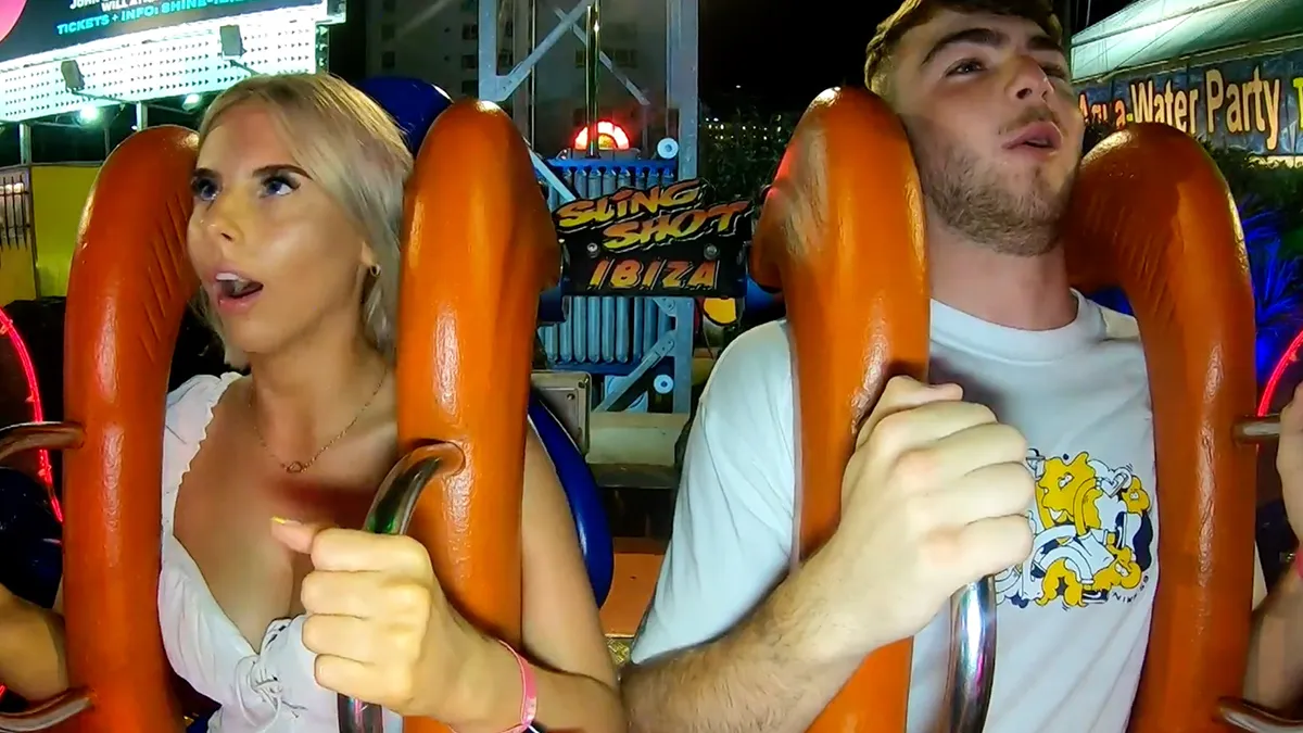 Amy geniet wel heel erg van een ritje in de Slingshot op Ibiza