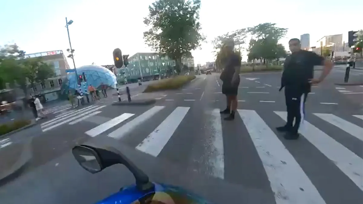 Dilemma in Eindhoven: Motorrijder fout of ongeduldige voetgangers?