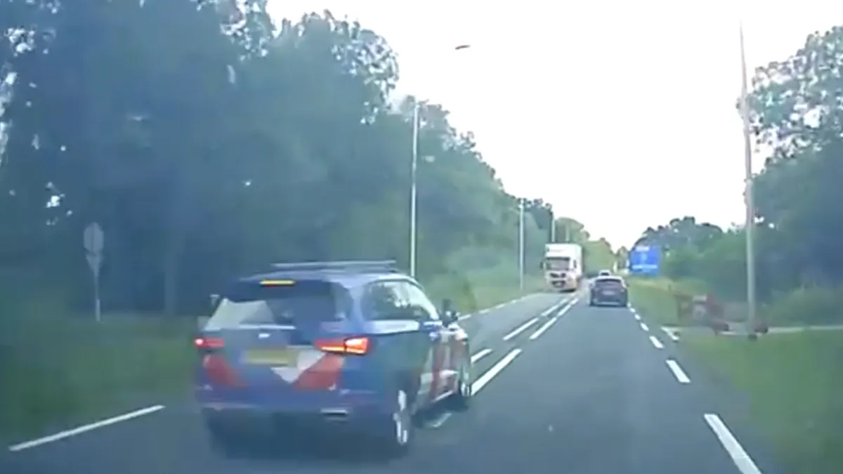 Koninklijke Marechaussee doet spannende inhaalactie op N272 bij Gemert