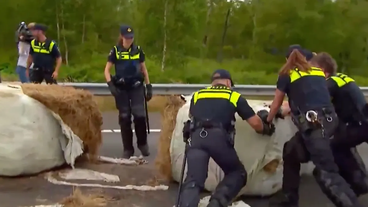 LOL! Politie probeert wegversperring van boeren op A67 opzij te duwen