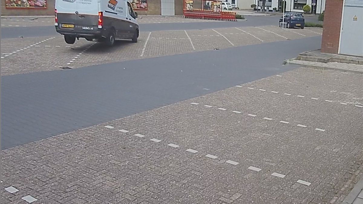 Man parkeert in Twentse Borne netjes tussen de lijnen, maar keihard tegen een paal