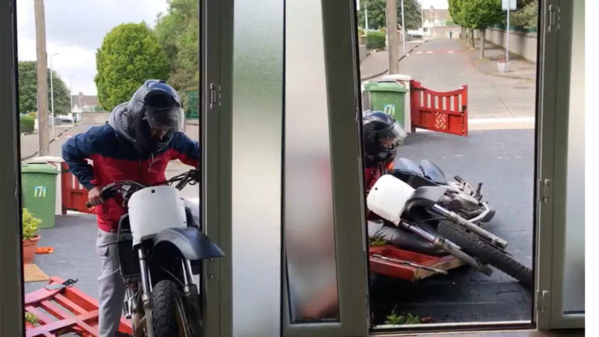 Motorrijder kwam letterlijk met hek en deur binnenvallen