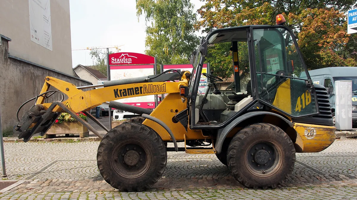 Ondertussen in Tilburg: Man sloopt politieauto met graafmachine
