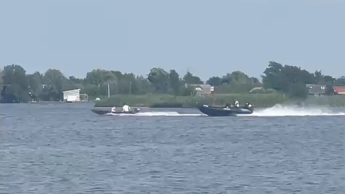 Politie achtervolging van snel bootje op de Reeuwijkse Plassen