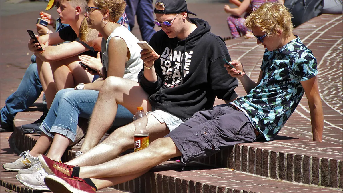 Slimme kinderen laten telefoon netjes beneden liggen als ze gaan slapen