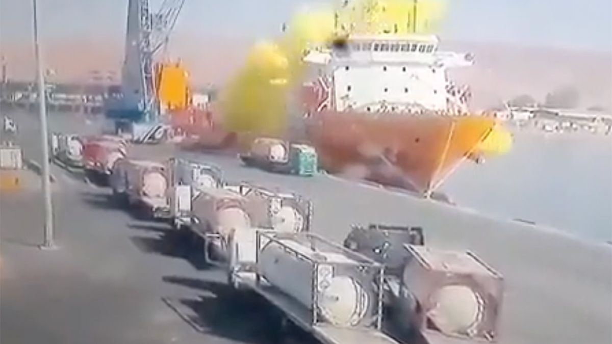 Video van moment dat container met gif valt op schip in Jordaanse havenstad Aqaba